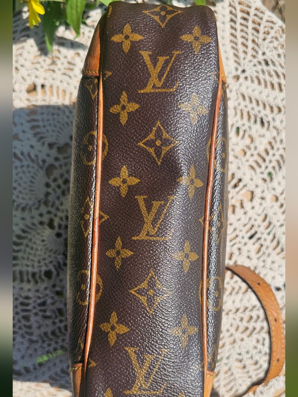 Louis Vuitton Trocadero 27 Crossbody Bag - Picture 10 of 16